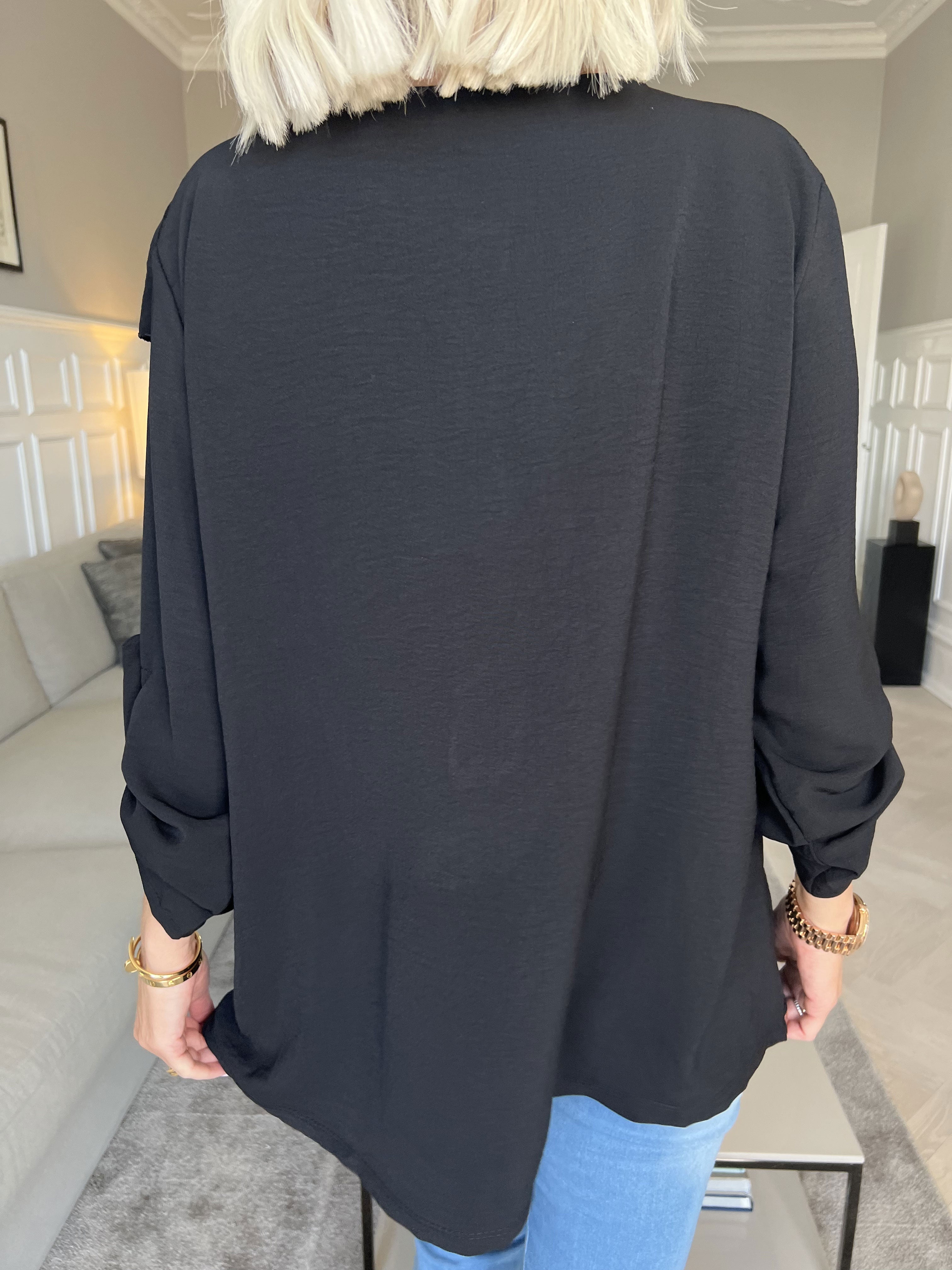 Nicola - Söt blus med volanger och knappar